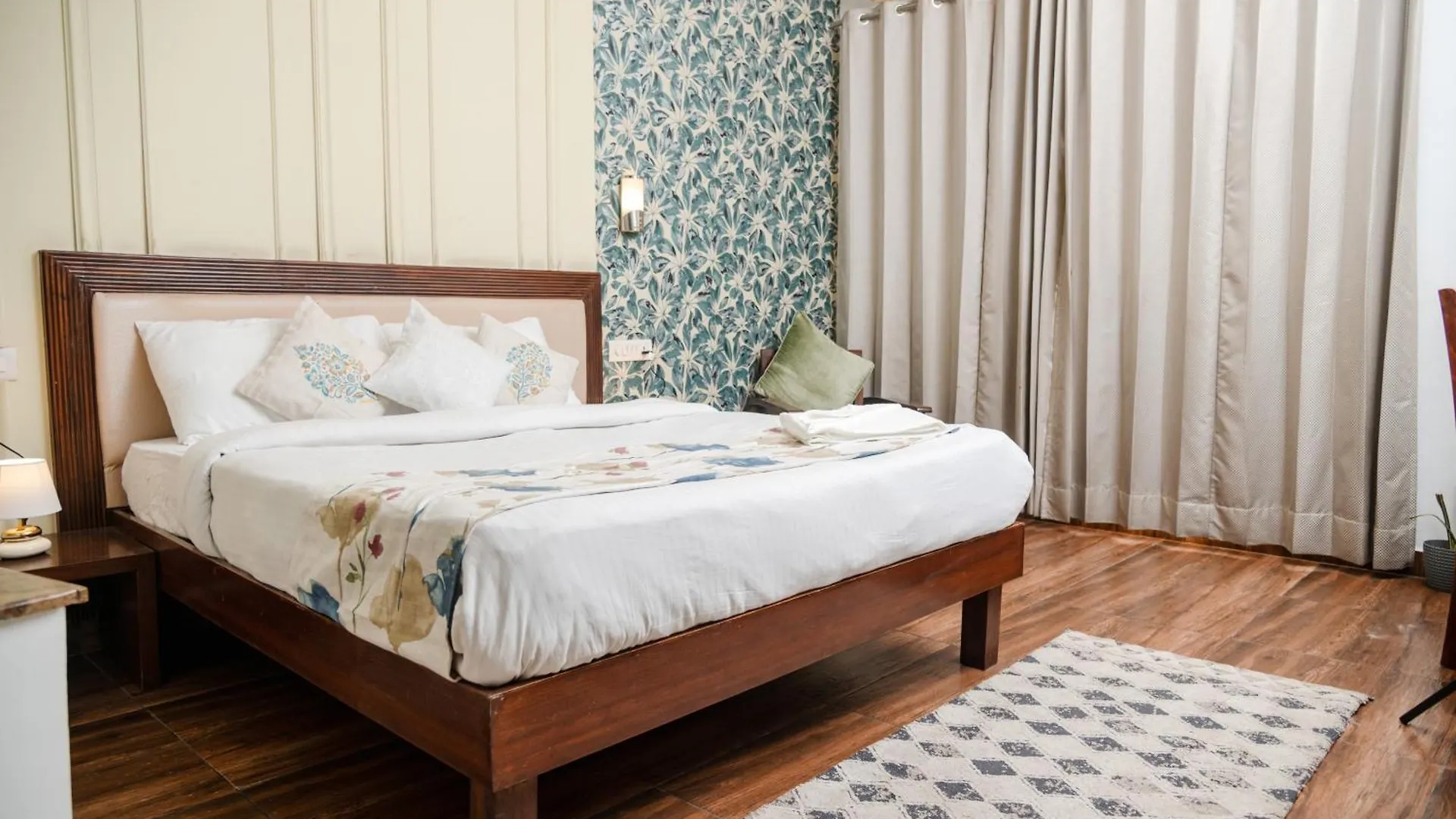 Vamsor Heights Gurgaon Near Huda Fortis & Max 4*,  印度