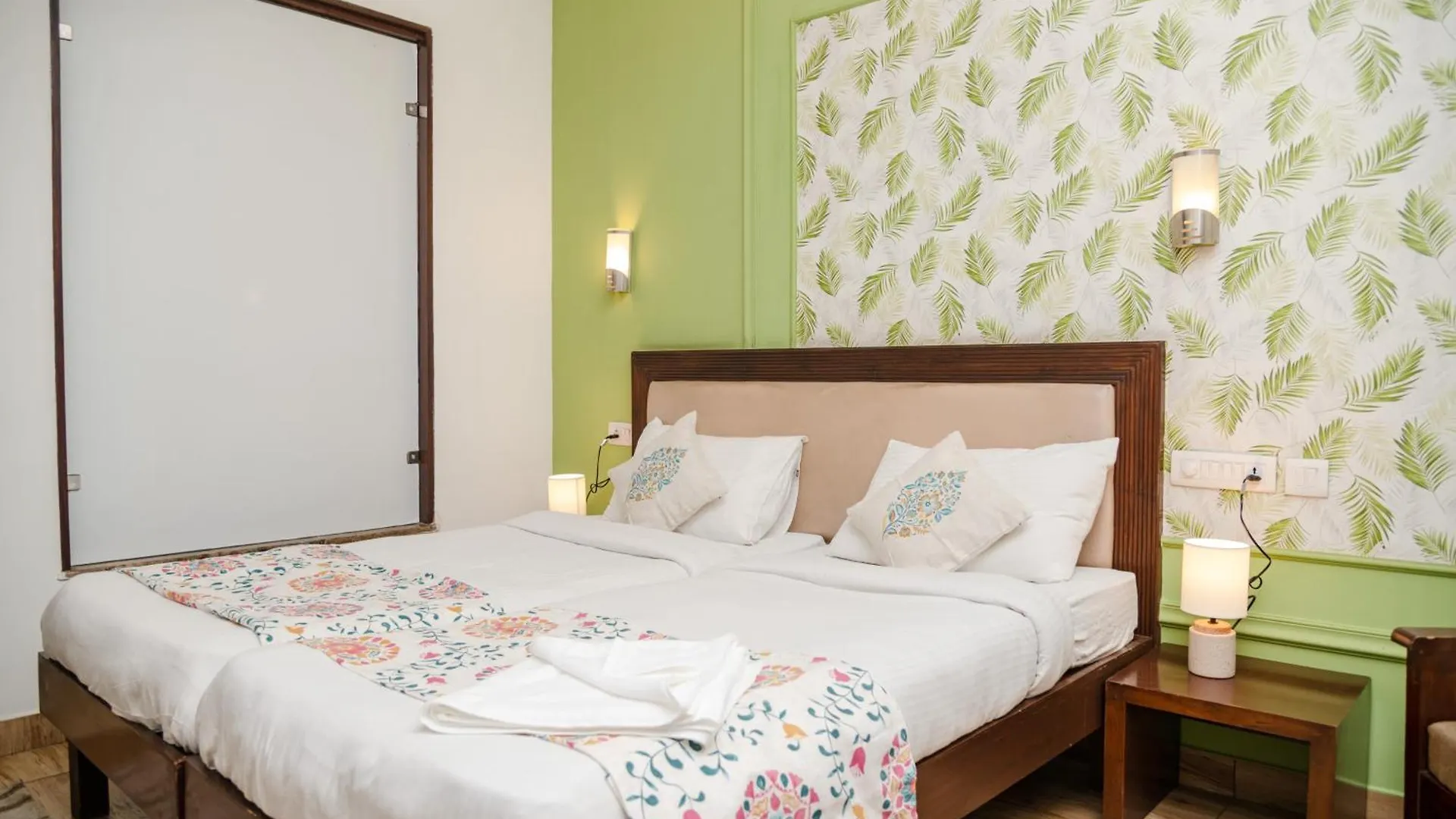 **** Hotel Vamsor Heights Gurgaon Near Huda Fortis & Max India
