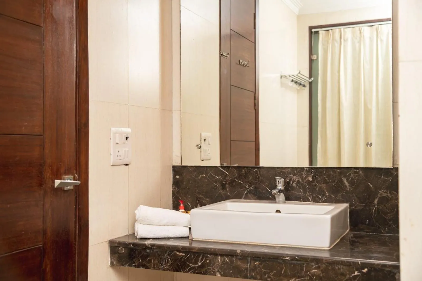 Vamsor Heights Gurgaon Near Huda Fortis & Max 4*,